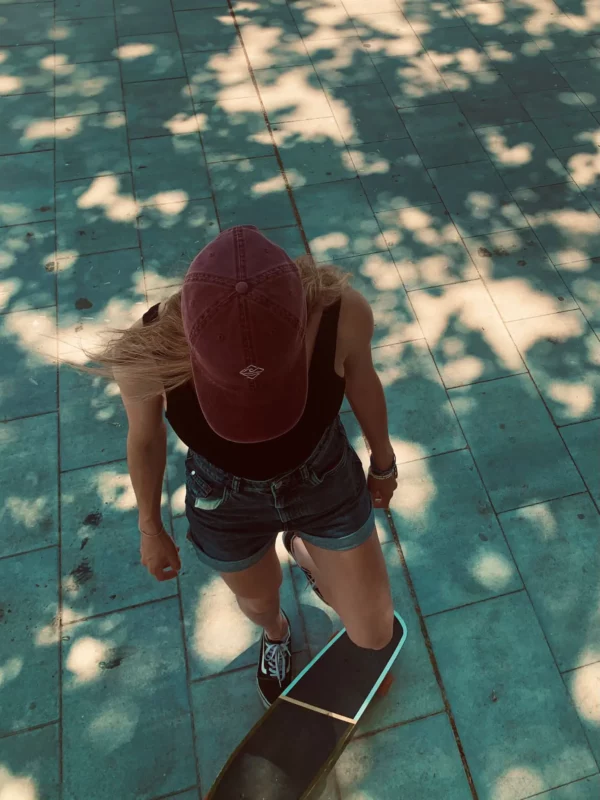 Gorra casual chico y chica estilo vintage con colores desgastados